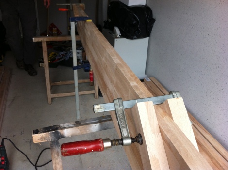 Stück für Stück wird jedes Holzstück aneinander montiert.
